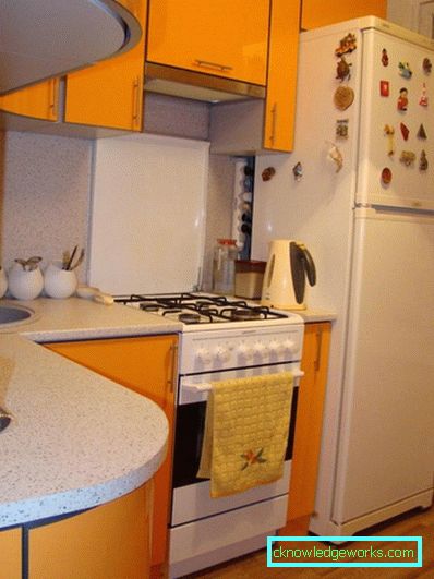 Мала кухиња површине 5 м2. м са фрижидером Мала кухиња површине 5 м2. м са фрижидером