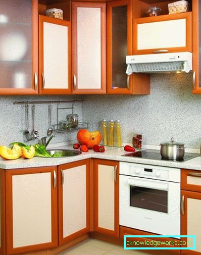 Мала кухиња површине 5 м2. м са фрижидером Мала кухиња површине 5 м2. м са фрижидером