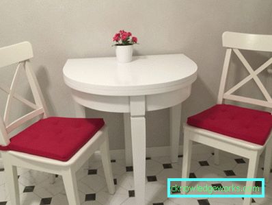 Полукружни стол за кухињу Полукружни стол за кухињу